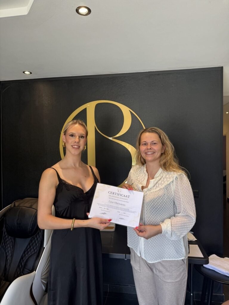 Head spa practitioner with certificate at partner salon Belliza