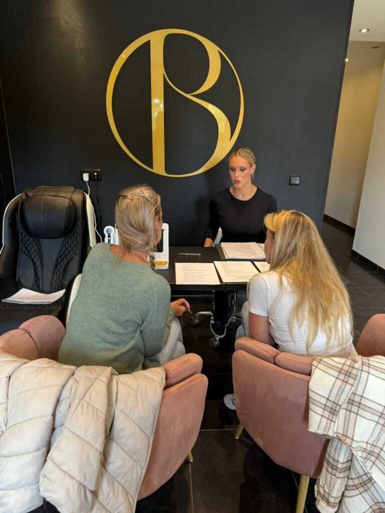 Theory session of the head spa training at partner salon Belliza
