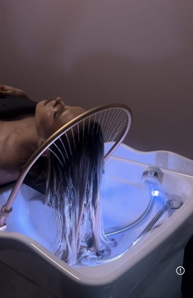 Head spa rinse with light therapy at partner salon Belliza